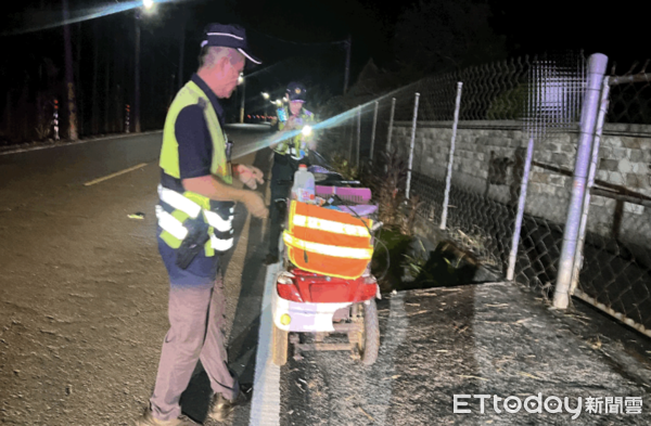 ▲龍泉派出所巡佐劉應義、警員徐郁婷助周男就醫。(圖/記者陳崑福翻攝)