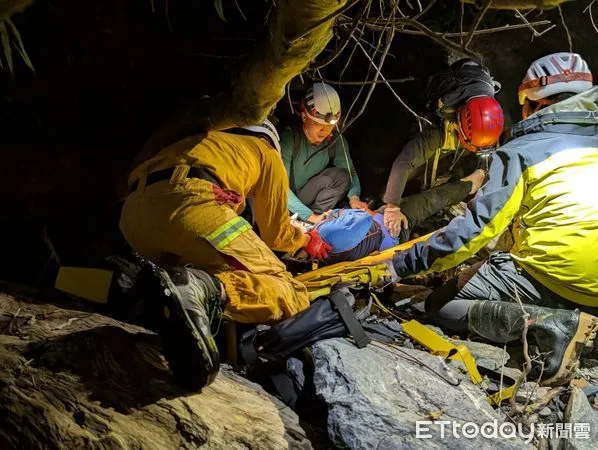 ▲▼警消透過基地台定位資訊於台8線慈恩橋下方處發現傷者。(圖/花蓮消防局提供,下同)
