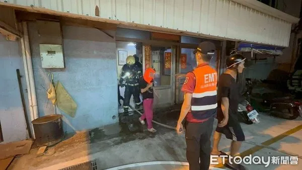 ▲羊肉店廚房凌晨突然起火,消防隊緊急疏散樓上房客。(圖/記者陳洋翻攝)