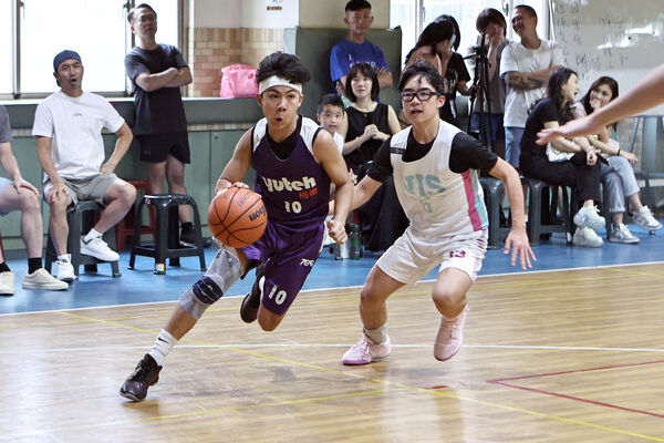 ▲U15組 2B的Ballin`隊王震洋(右)此役攻下13分並抓下6個籃板、U19組二裕德高中隊長婁天力(左)全場獲得20分。(圖/U19籃球聯盟提供)