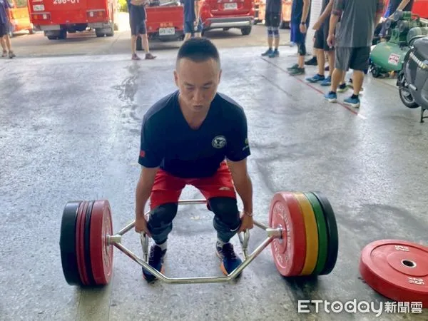 ▲台南市消防局第四大隊舉辦新式七項體能測驗暨救助複訓,142名消防人員全力投入訓練。(記者林東良翻攝,下同)