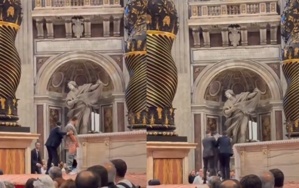 男遊客闖「梵蒂岡聖壇」當眾脫褲小便 數百信徒目睹誇張畫面曝。(圖/翻攝自X)