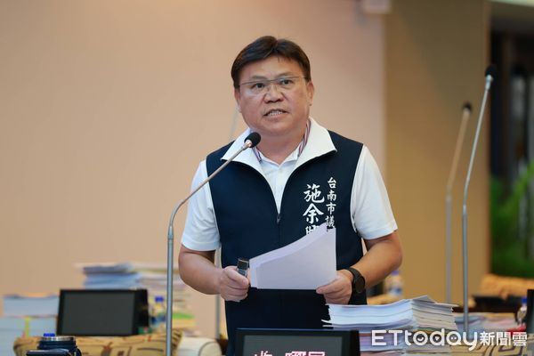 ▲台南市議員施餘興望13日質詢時怒批安平區公所承辦人員態度惡劣,要求民政局徹查懲處。(記者林東良翻攝)