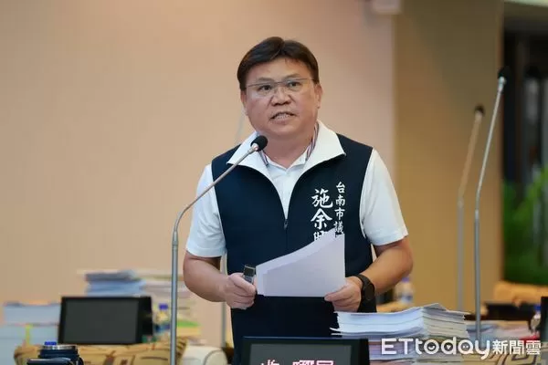 ▲台南市議員施餘興望13日質詢時怒批安平區公所承辦人員態度惡劣,要求民政局徹查懲處。(記者林東良翻攝)