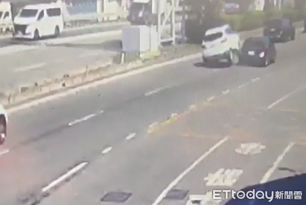 ▲蔡姓男子駕車變換車道不慎,騎上右側車道車輛。(圖/八德警分局提供)