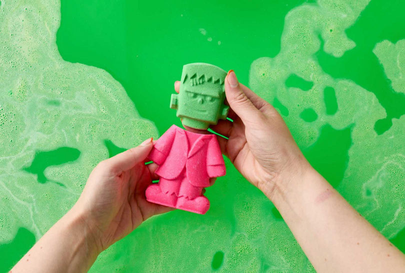 2025秋冬有趣可愛美妝大賞!LUSH怪物泡澡、BOTANIST番茄香洗髮沐浴、ORBIS三麗鷗聯名,超萌新品全盤點!