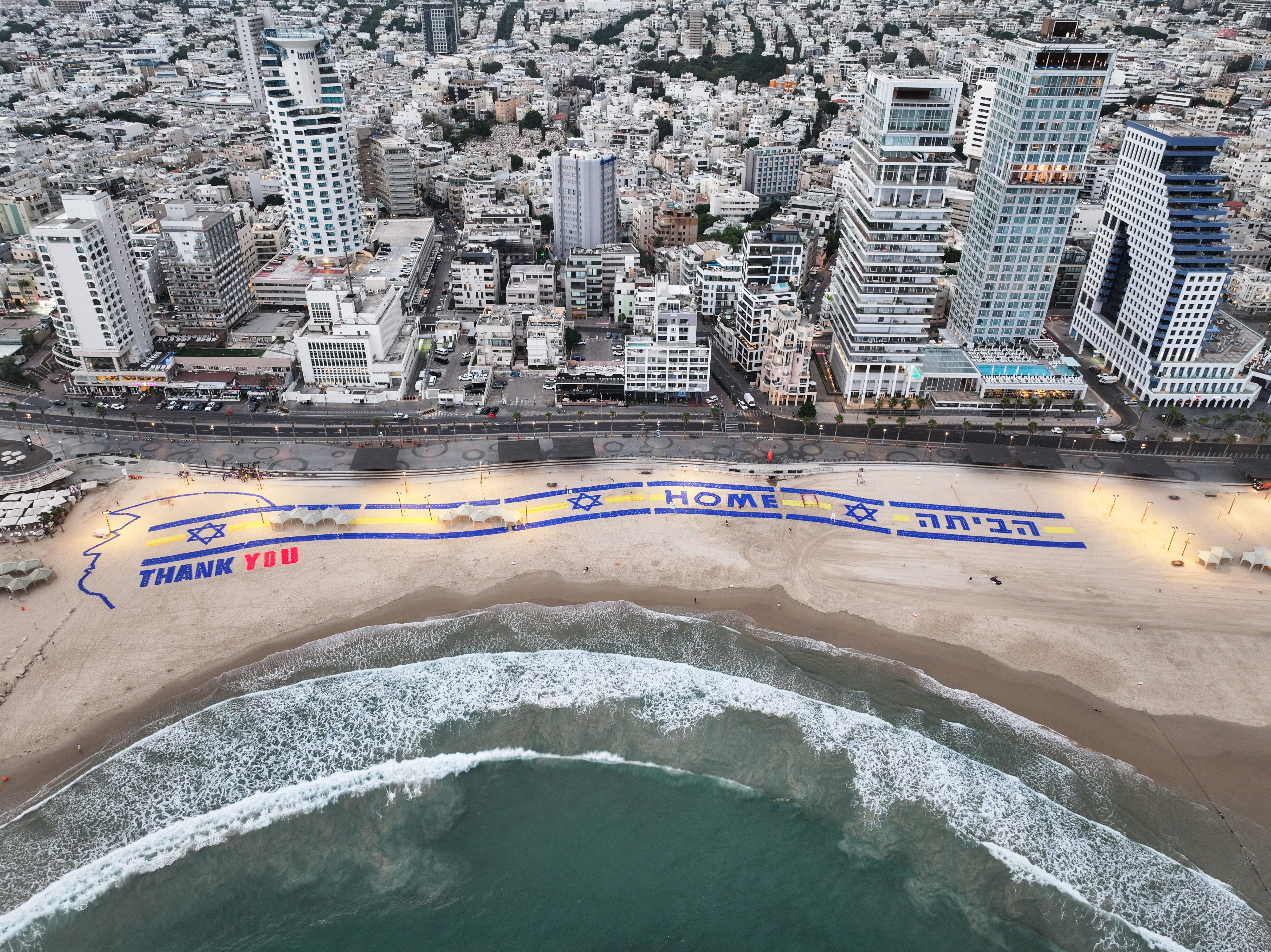 ▲▼ 特拉維夫美國駐以色列大使館附近海灘排出川普肖像和「謝謝」字樣。(圖/路透)