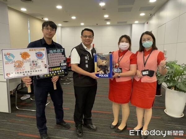 ▲分局長徐坤隆特別前往中國信託,公開表揚即時阻詐有功人員。(圖/平鎮警分局提供)