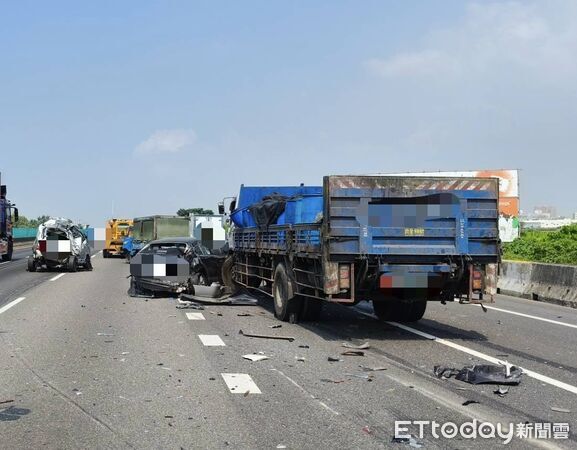▲國道1號南向仁德路段13日上午發生5車追撞,造成6人輕傷送醫。(記者林東良翻攝,下同)