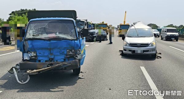 ▲國道1號南向仁德路段13日上午發生5車追撞,造成6人輕傷送醫。(記者林東良翻攝,下同)