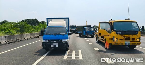 ▲國道1號南向仁德路段13日上午發生5車追撞,造成6人輕傷送醫。(記者林東良翻攝,下同)