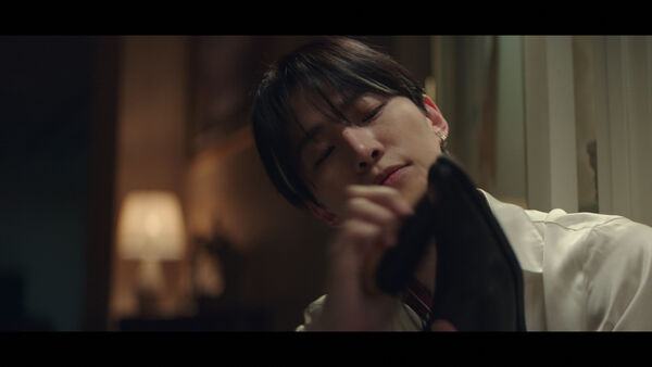 ▲▼ 每晚幫爸爸刷皮鞋!2PM李俊昊父驟逝 《颱風商社》最後一幕太催淚。(圖/翻攝自Netflix)