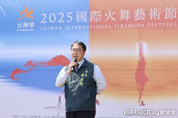 ▲台灣首屆國際火舞藝術節《火神祭》將於10月24日至26日在漁光島登場,由市長黃偉哲與國際火舞團「即將成真火舞團」揭幕。(記者林東良翻攝,下同)