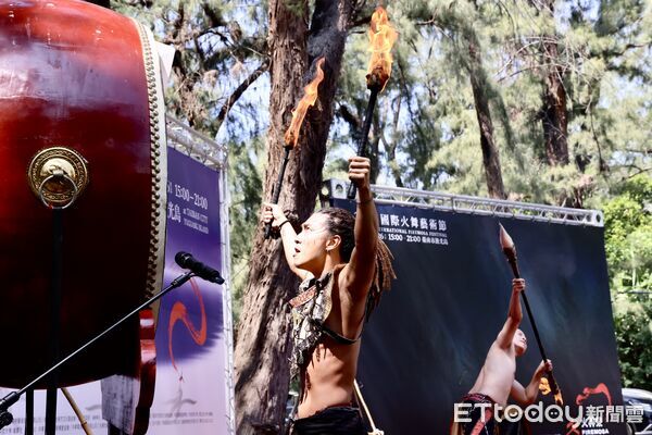 ▲台灣首屆國際火舞藝術節《火神祭》將於10月24日至26日在漁光島登場,由市長黃偉哲與國際火舞團「即將成真火舞團」揭幕。(記者林東良翻攝,下同)