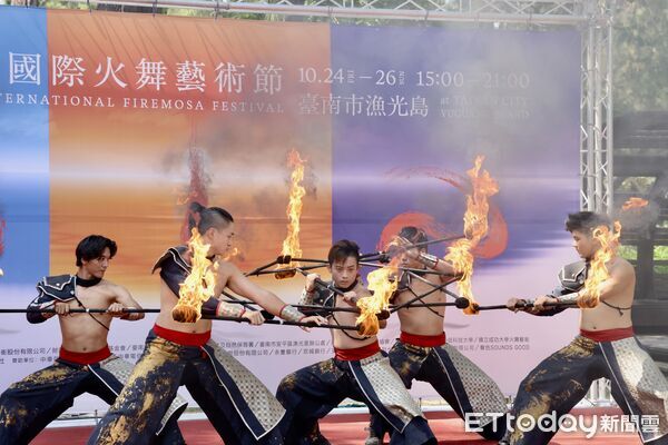 ▲台灣首屆國際火舞藝術節《火神祭》將於10月24日至26日在漁光島登場,由市長黃偉哲與國際火舞團「即將成真火舞團」揭幕。(記者林東良翻攝,下同)