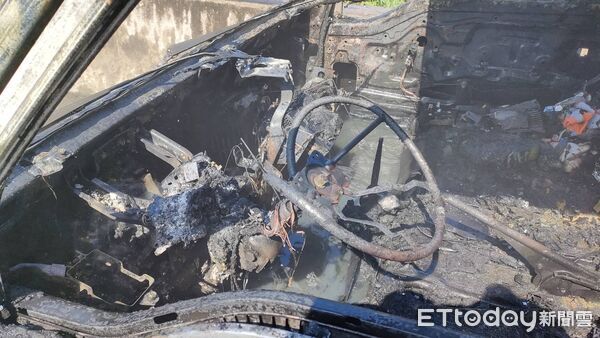 ▲國道南下135公里、苗栗交流道路段,今上午發生小貨車火燒車事故,大火夾雜濃煙沖天。(圖/記者楊永盛翻攝)