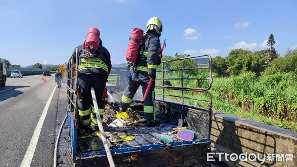 ▲國道南下135公里、苗栗交流道路段,今上午發生小貨車火燒車事故,大火夾雜濃煙沖天。(圖/記者楊永盛翻攝)