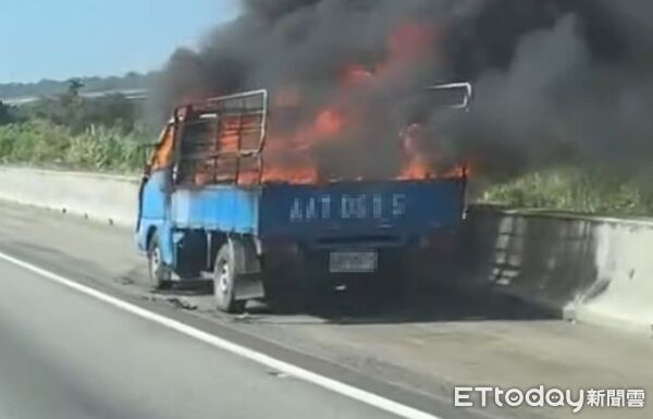 ▲國道南下135公里、苗栗交流道路段,今上午發生小貨車火燒車事故,大火夾雜濃煙沖天。(圖/記者楊永盛翻攝)