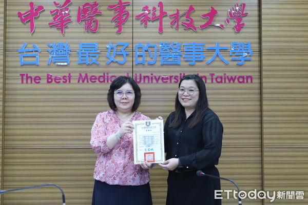 ▲禾韻生醫執行長吳香樺代表捐贈ApoE基因檢測套組給中華醫大失智症精準檢測團隊,由李碧娥校長代表受贈。(記者林東良翻攝,下同)