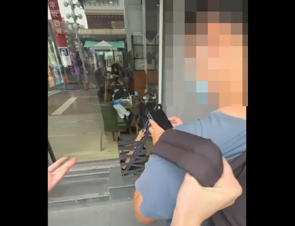 ▲疑似偷拍被抓到。(圖/翻拍threads staya)