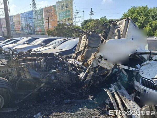 ▲▼救護人員從變形車體中將駕駛救出送醫。(圖/桃園市政府消防局提供)