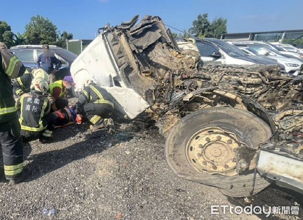 ▲▼救護人員從變形車體中將駕駛救出送醫。(圖/桃園市政府消防局提供)