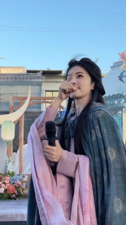 ▲陸劇女神台上自爆「牙片磕碎」!白鹿喊話粉絲幫P圖:這兩天不敢笑 。(圖/翻攝自白鹿微博)