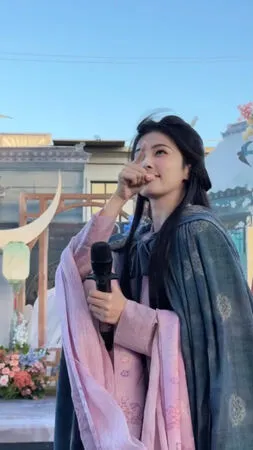 ▲陸劇女神台上自爆「牙片磕碎」!白鹿喊話粉絲幫P圖:這兩天不敢笑 。(圖/翻攝自白鹿微博)