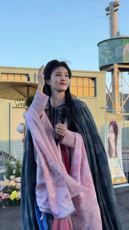 ▲陸劇女神台上自爆「牙片磕碎」!白鹿喊話粉絲幫P圖:這兩天不敢笑 。(圖/翻攝自白鹿微博)