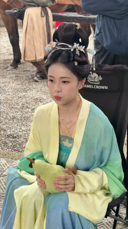 ▲陸劇女神台上自爆「牙片磕碎」!白鹿喊話粉絲幫P圖:這兩天不敢笑 。(圖/翻攝自白鹿微博)