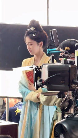 ▲陸劇女神台上自爆「牙片磕碎」!白鹿喊話粉絲幫P圖:這兩天不敢笑 。(圖/翻攝自白鹿微博)