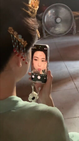 ▲陸劇女神台上自爆「牙片磕碎」!白鹿喊話粉絲幫P圖:這兩天不敢笑 。(圖/翻攝自白鹿微博)