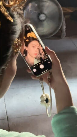 ▲陸劇女神台上自爆「牙片磕碎」!白鹿喊話粉絲幫P圖:這兩天不敢笑 。(圖/翻攝自白鹿微博)