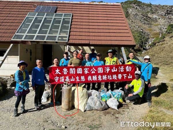 ▲▼清出廢棄物中還發現1個家用大型瓦斯鋼瓶,直讓參與淨山的山友們說太誇張了。(圖/太管處提供,下同)