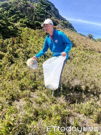 ▲▼清出廢棄物中還發現1個家用大型瓦斯鋼瓶,直讓參與淨山的山友們說太誇張了。(圖/太管處提供,下同)