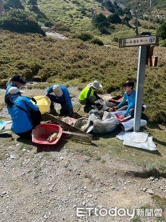 ▲▼清出廢棄物中還發現1個家用大型瓦斯鋼瓶,直讓參與淨山的山友們說太誇張了。(圖/太管處提供,下同)