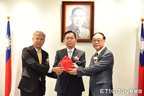 ▲▼台灣港務公司卸、新任董事長交接印信。(圖/港務公司提供)