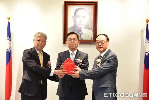 ▲▼台灣港務公司卸、新任董事長交接印信。(圖/港務公司提供)