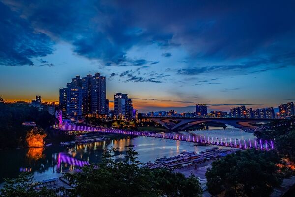 12米水豚君呆在碧潭 療癒裝置可愛亮相(圖/新北市政府觀光旅遊局提供)