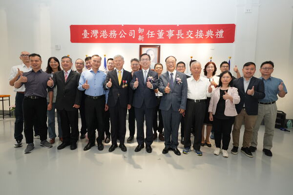 ▲交接典禮合影。前排左2起港務公司總經理王錦榮、前任總經理陳劭良、卸任董事長李賢義、監交人交通部常務次長林國顯、新任董事長周永暉及第一任董事長蕭丁訓。(圖/港務公司)