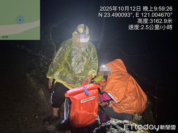 ▲山友因淋雨失溫無法自行行動,通報警消協助救援。(圖/記者高堂堯翻攝)