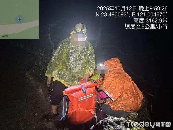▲山友因淋雨失溫無法自行行動,通報警消協助救援。(圖/記者高堂堯翻攝)