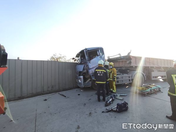 ▲▼ 台北港砂石車追撞,1名駕駛受傷送醫。(圖/記者陸運陞翻攝,下同)