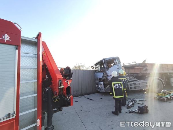 ▲▼ 台北港砂石車追撞,1名駕駛受傷送醫。(圖/記者陸運陞翻攝,下同)