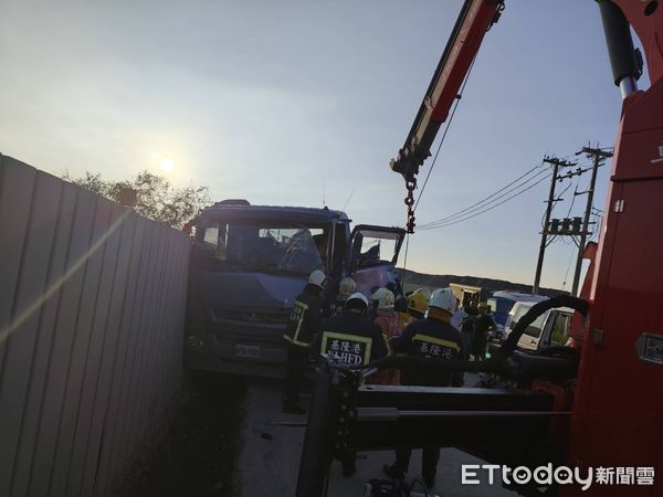 ▲▼ 台北港砂石車追撞,1名駕駛受傷送醫。(圖/記者陸運陞翻攝,下同)