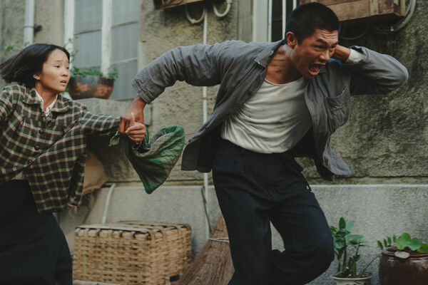 ▲《大濛》方郁婷(左)尋找哥哥,遇上了柯煒林(右)飾演的退休阿兵哥幫助。(圖/華文創提供)