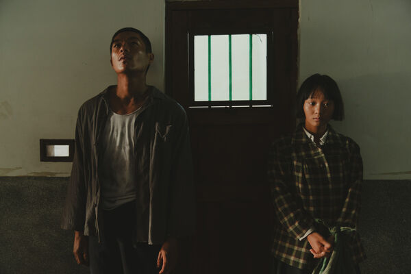 ▲《大濛》方郁婷(左)尋找哥哥,遇上了柯煒林(右)飾演的退休阿兵哥幫助。(圖/華文創提供)