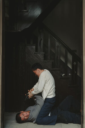 ▲《大濛》方郁婷(左)尋找哥哥,遇上了柯煒林(右)飾演的退休阿兵哥幫助。(圖/華文創提供)