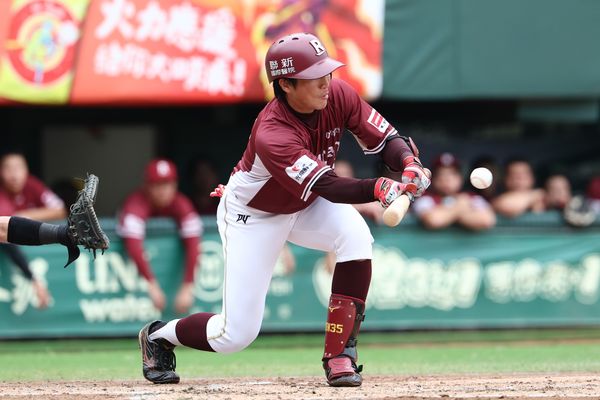 ▲成晉突襲短打奏效。(圖/樂天桃猿提供)