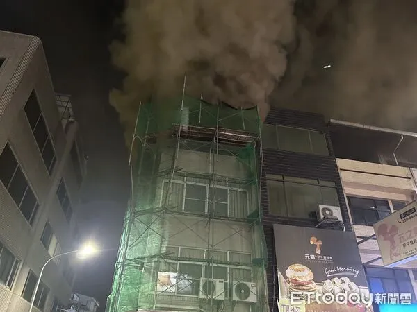 ▲台南歸仁中山路四樓住宅頂樓佛堂起火,警消出動12車23人前往灌救。(記者林東良翻攝,下同)